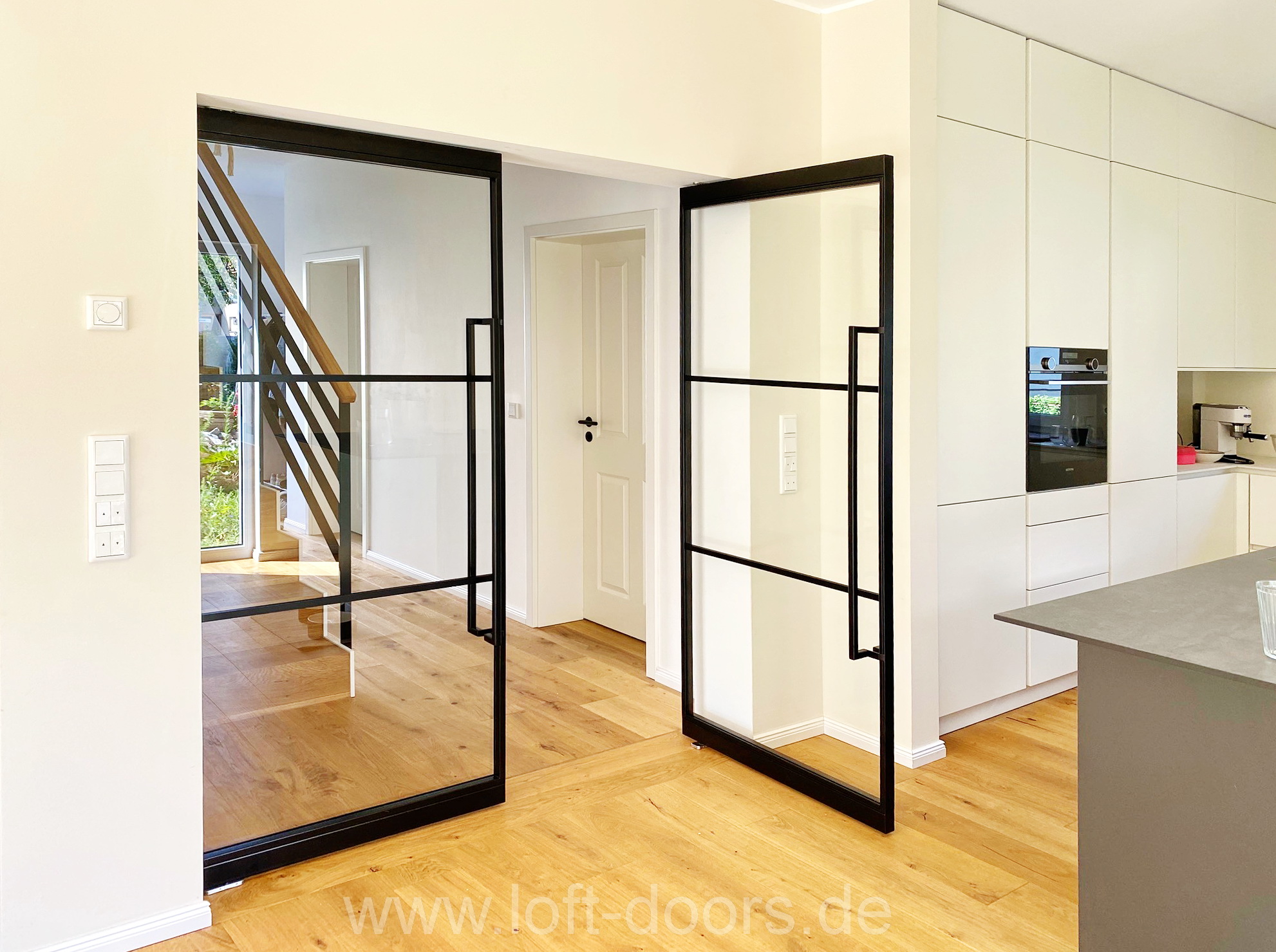 Lofttür Pivot Tür geöffnet