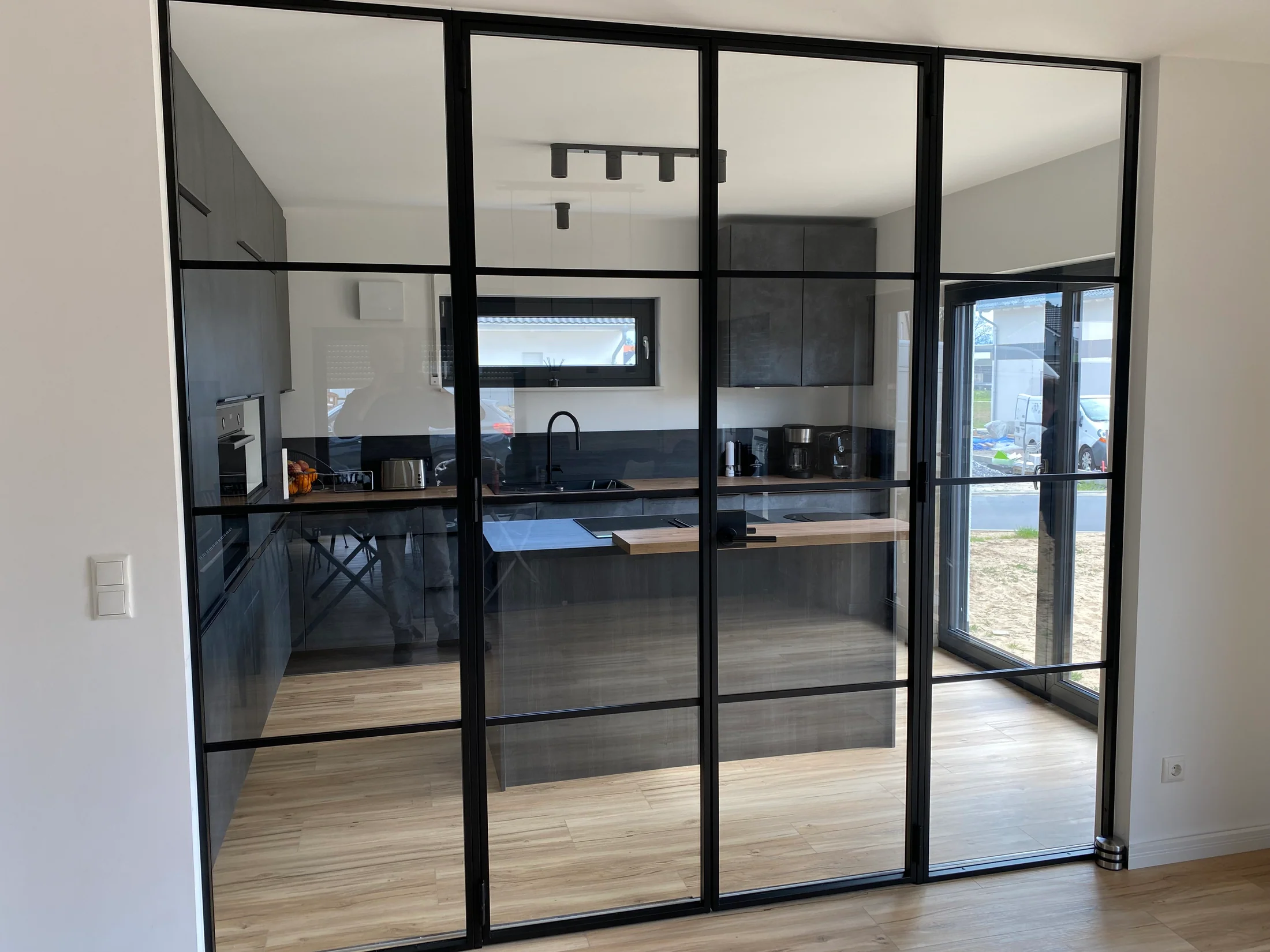 Loft Drehtür mit Blick auf Küche